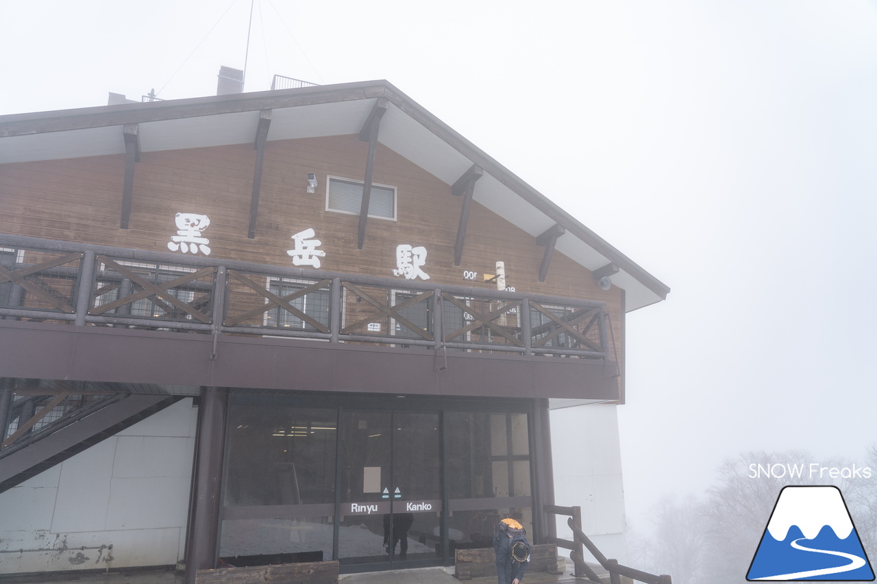 大雪山層雲峡・黒岳ロープウェイスキー場｜真っ白な『霧』に包まれた雲上のゲレンデ。春スキー＆スノーボードを楽しむなら、今がおススメです(^^)v